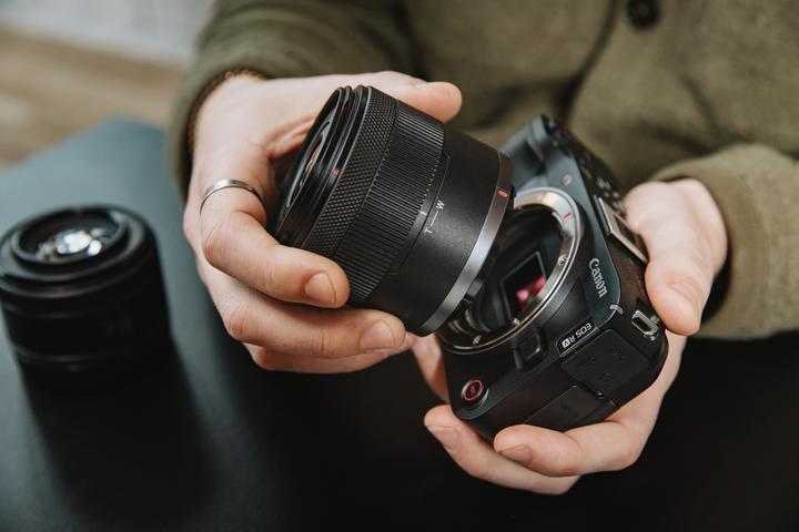 Actual product image Canon EOS R50 V + RF-S 14-30mm F4-6.3 IS STM PZ Kit (14 - 30 mm, 24.20 Mpx, APS-C / DX)