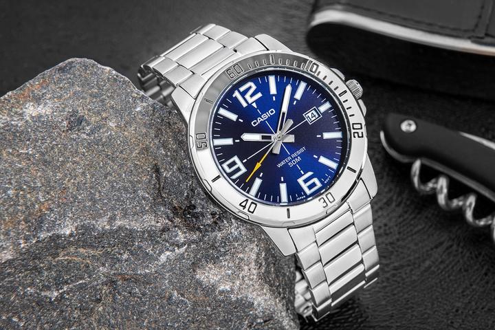 Produktbild Casio Herrenuhr MTP-VD01D-2BVUDF + BOX (43 mm)