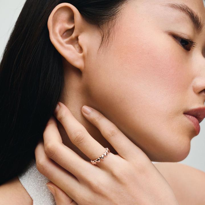 Immagine prodotto Pandora Anello con fila di cuori (60)