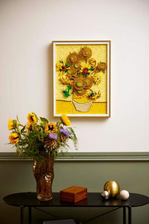 Actual product image LEGO Vincent van Gogh - Sunflowers (31215, LEGO DC, LEGO Rare Sets)