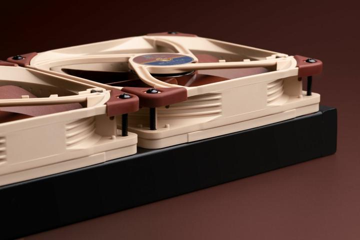 Actual product image Noctua NA-IS1-14 Spacer for 140 mm fans - set of 2