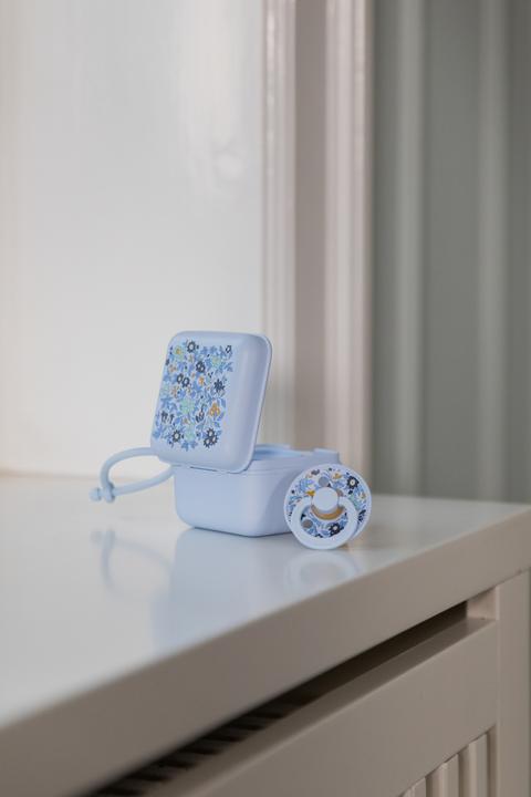 Produktbild Bibs x Liberty Nuggi Box Chamomile Lawn Baby Blue (1 x)