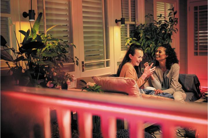Actual product image Philips Hue Outdoor Lightstrip BT (RGBW, 200 cm, Outdoor)