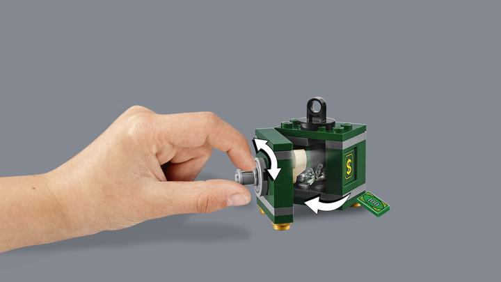 Actual product image LEGO Batman: Batwing and the Riddler (76120, LEGO DC)