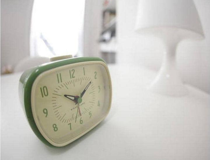 Actual product image Kikkerland Retro alarm clock