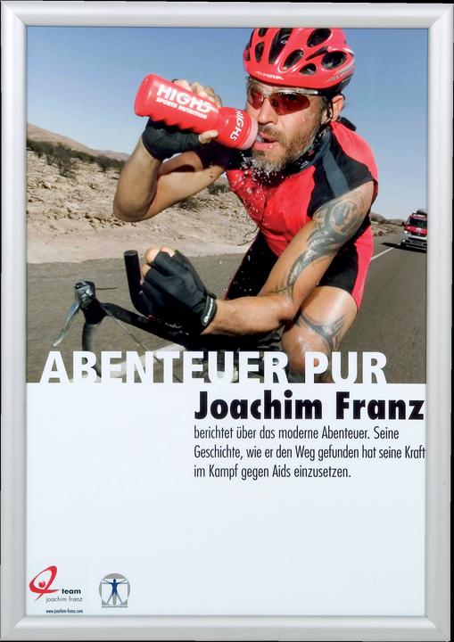 Produktbild Franken Plakatrahmen "Outdoor", DIN A2, 25 mm Rahmenprofil silbereloxierter Aluminium-Klapprahmen, Kunststof