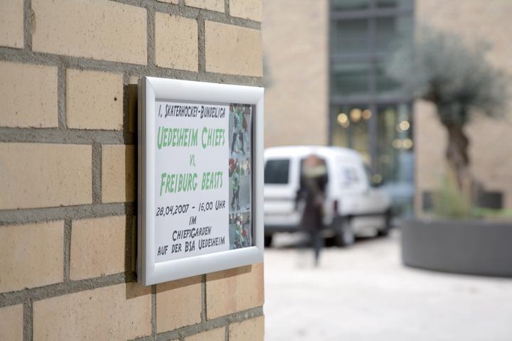Produktbild Franken Plakatrahmen "Outdoor", DIN A2, 25 mm Rahmenprofil silbereloxierter Aluminium-Klapprahmen, Kunststof