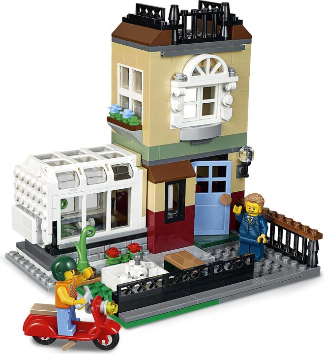 Actual product image LEGO Creator townhouse on Parkstrasse (31065, LEGO Creator Expert)