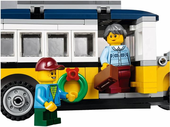 Produktbild LEGO Winterlicher Bahnhof (10259, LEGO Creator Expert)