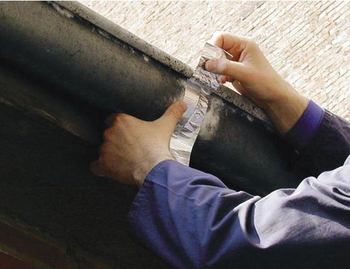 Produktbild tesa Aluminiumband, selbstklebend, für Reparaturen von metallischen Oberflächen (50 mm)