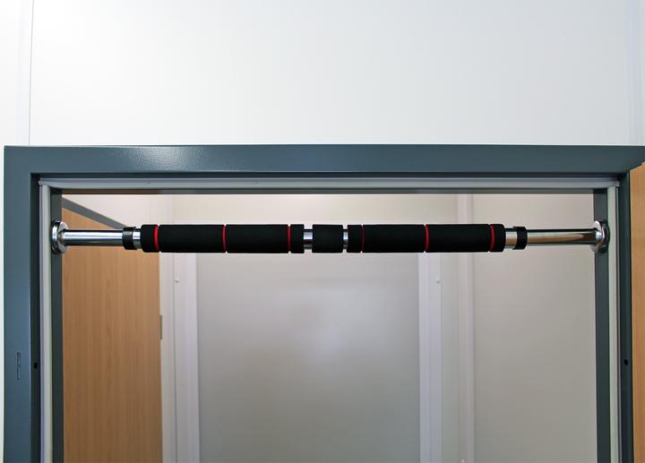 Produktbild Luxtri Klimmzugstange Softgrip Türreckstange Turnstange 62-85cm Türrahmen 160kg