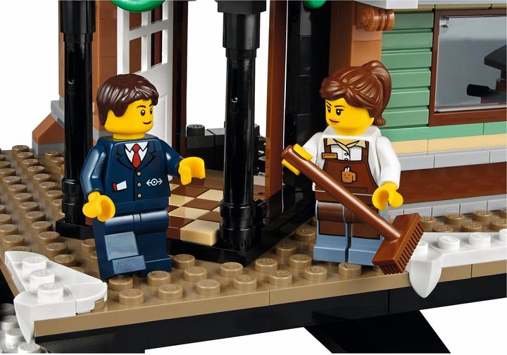 Produktbild LEGO Winterlicher Bahnhof (10259, LEGO Creator Expert)