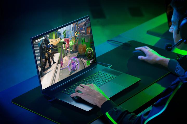 Immagine prodotto Razer Blade 18 (18", Intel Core i9-13950HX, 16 GB, 1000 GB, Ing. Int.)