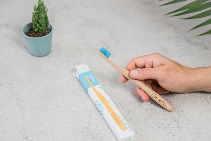 Immagine prodotto Nordics Carbonio spazzolino da denti in bambù morbido medio (Medio, 1 x)