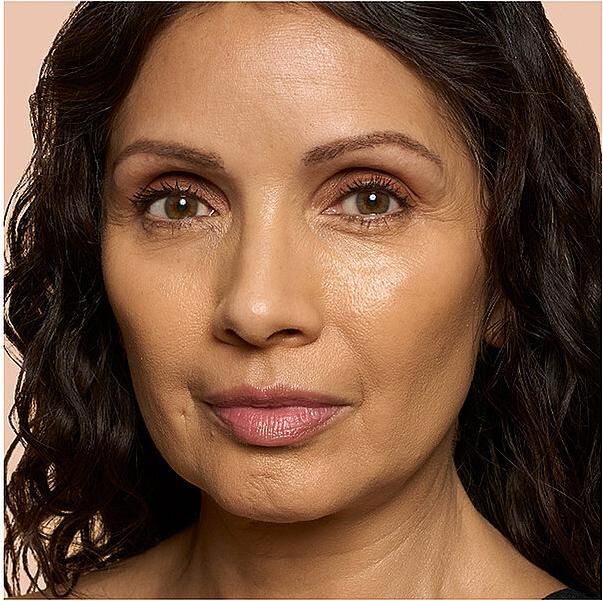 Produktbild Bobbi Brown Weightless Skin Foundation SPF 15 Warm Natural (Warm Natural)