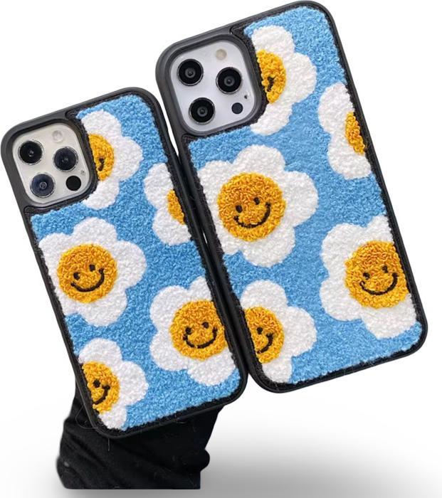 Produktbild RPD iPhone 16 - Flower Smiles Knit Case - Blau mit Stickerei (Apple iPhone 16)
