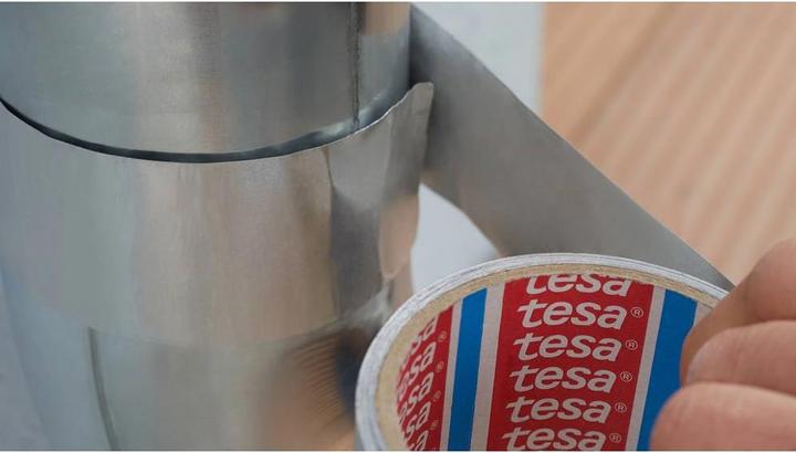 Produktbild tesa Aluminiumband, selbstklebend, für Reparaturen von metallischen Oberflächen (50 mm)