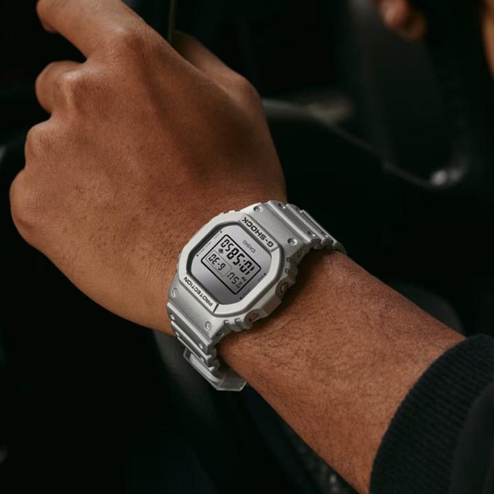Image du produit G-Shock DW-5600FF-8ER (Chronographe, 43 mm)