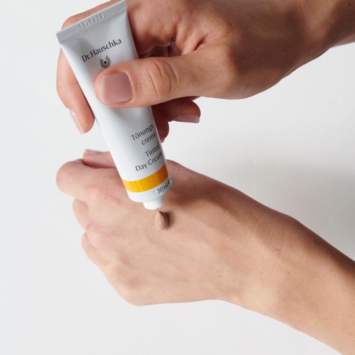 Produktbild Dr. Hauschka Tönungscreme (30 ml, 24h Creme, Bis SPF 10)