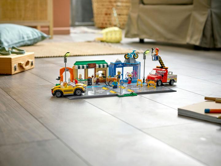 Actual product image LEGO Shopping street with shops (60306, LEGO City)