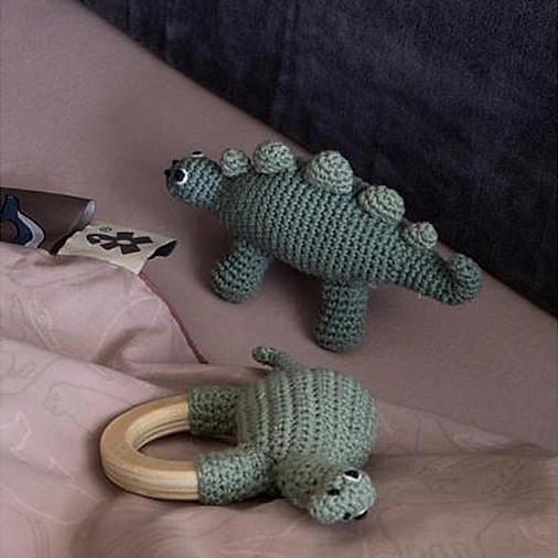 Produktbild Sebra Häkel-Rassel Dino auf Holzring