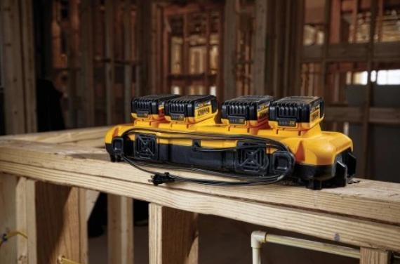 Produktbild DeWalt XR Multi-Voltage-4-Port-8A-Ladegerät (10.8 V)