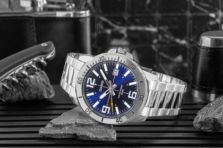 Produktbild Casio Herrenuhr MTP-VD01D-2BVUDF + BOX (43 mm)