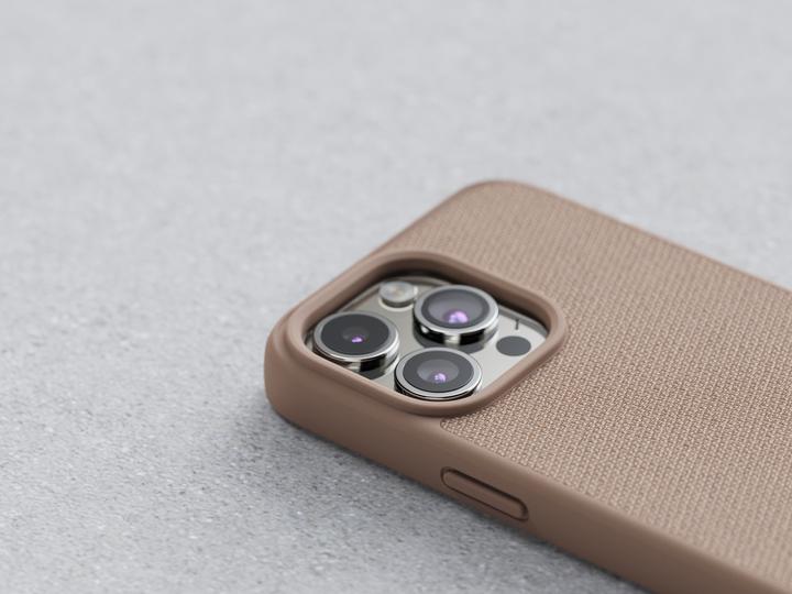 Actual product image Njord Hard Cover Fabric MagSafe Case Pink Sand (Apple iPhone 15 Pro Max)