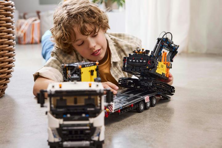 Immagine prodotto LEGO 42175 Camion Volvo FMX con escavatore elettrico cingolato EC230 (42175, LEGO Technic)