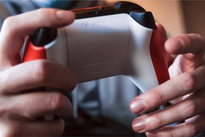 Actual product image Microsoft Xbox Wireless Controller - Pulse Red (PC, Xbox One X, Xbox Series X, Xbox One S, Xbox Series S)