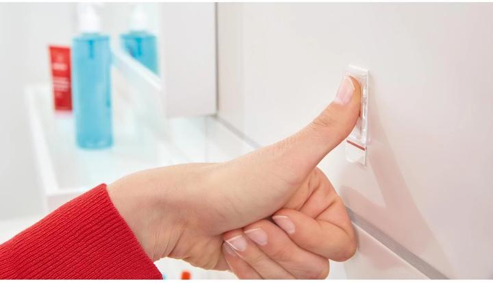 Productafbeelding tesa Powerstrips haken KLEINE rechthoek, zwart van hoogwaardig kunststof, meerdere keren te gebruiken met