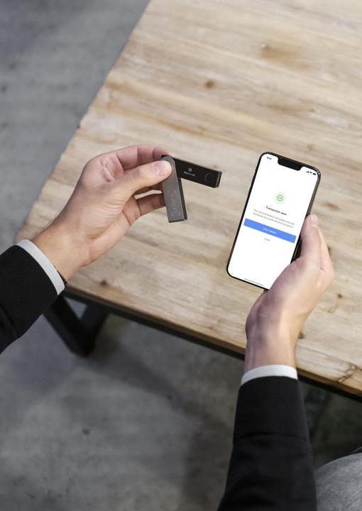 Immagine prodotto Ledger Nano X - Nero onice (Litecoin, Zcash, Dash, Bitcoin, Vertcoin, Neo, Ether, Ubiq, Ethereum Classic, Bitcoin Cash, Stellar, Komodo)