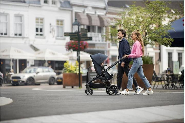Image du produit Maxi-Cosi Zelia 3 Essential Black (cadre noir & cuir noir)