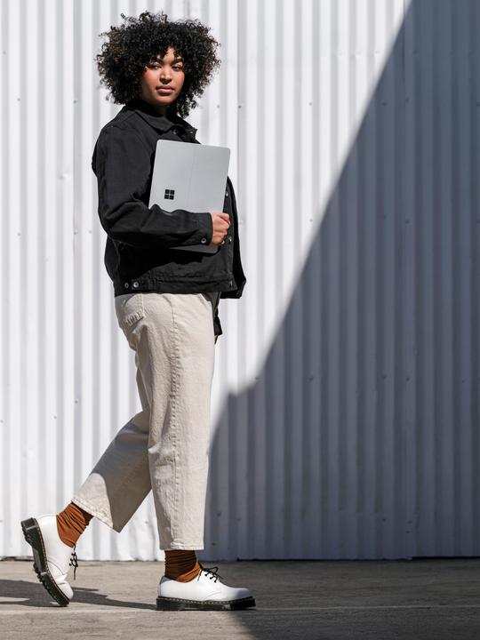 Actual product image Microsoft Surface Laptop Studio (14.40", Intel Core i5-11300H, 16 GB, 256 GB, DE)
