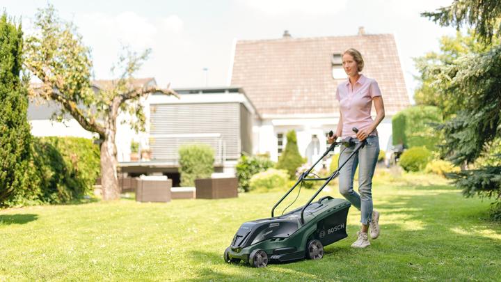 Produktbild Bosch Home & Garden UniversalRotak 450 (Netzbetrieb)