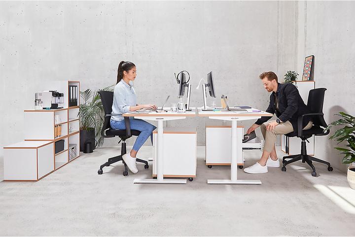 Produktbild Novigami Schreibtisch elektrisch höhenverstellbar Josi | Stehpult | BxT 1200 x 800 mm | Gestell weiß | rosa |