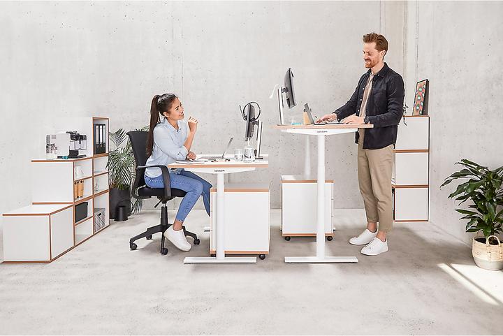 Produktbild Novigami Schreibtisch elektrisch höhenverstellbar Josi | Stehpult | BxT 1200 x 800 mm | Gestell weiß | rosa |