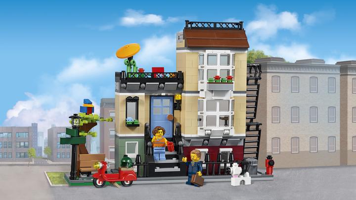Actual product image LEGO Creator townhouse on Parkstrasse (31065, LEGO Creator Expert)