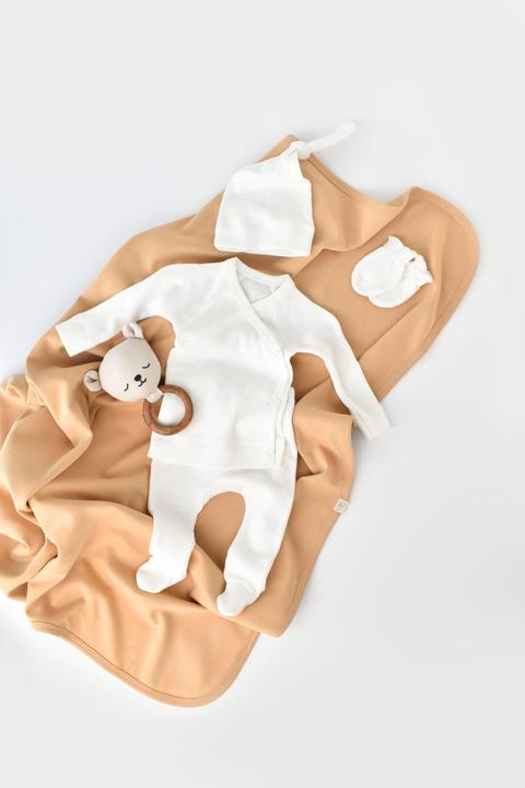 BabyCosy 4 Stk Set. Hose. T-shirt. Mütze. Fausthandschuhe