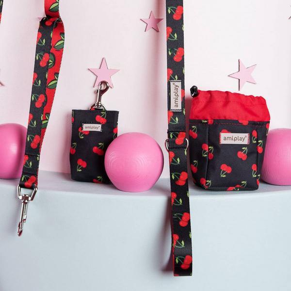 Produktbild amiplay Snack-Tasche Be Happy Cherry, Schwarz/Rot (Agility)