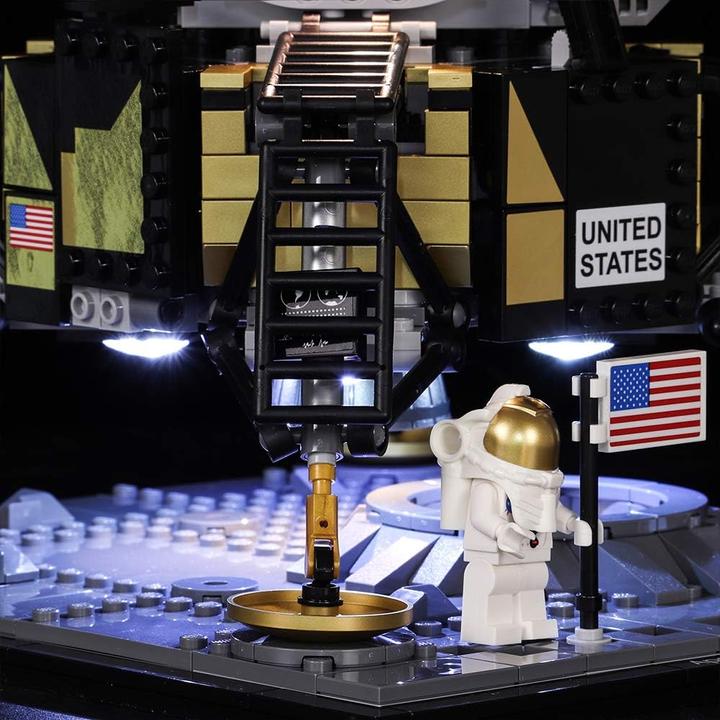 Produktbild BrickBling LED Licht Set für LEGO NASA: Apollo 11 Mondlandefähre (10266) inkl. Fernbedienung