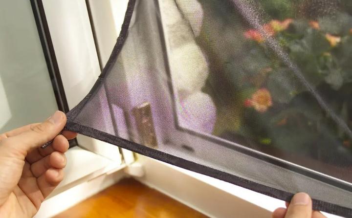 Produktbild tesa Insektenschutz COMFORT für Fenster, mit Klettband, selbstklebend, ohne Bohren (130 x 150 cm)