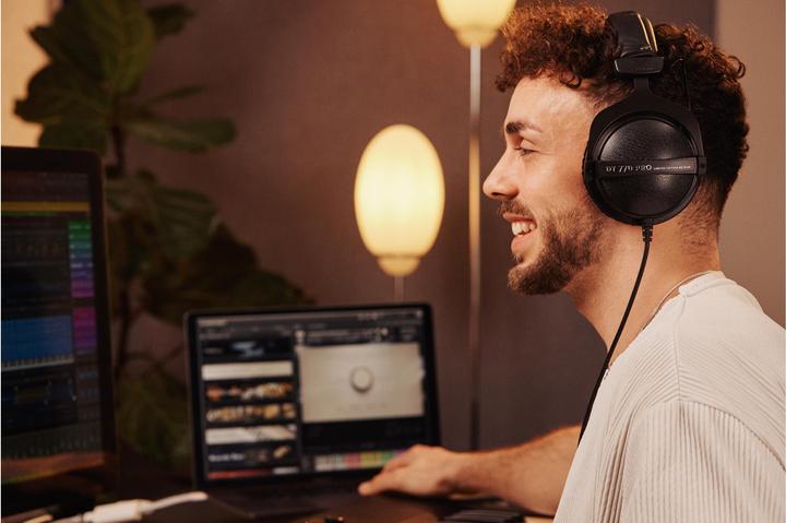 Actual product image Beyerdynamic DT 770 Pro Black Limited Edition (No noise cancelling, Cable)