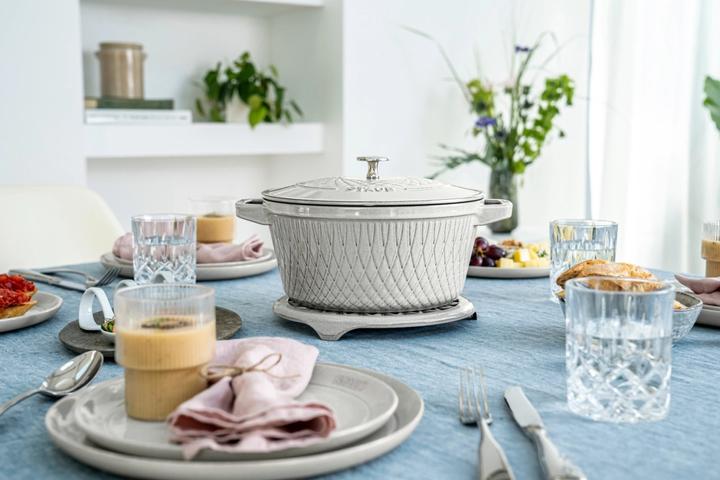 Produktbild Staub Twisted Cocotte (24 cm, Bräter + Schmortopf, Gusseisen)