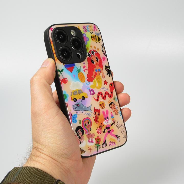 Immagine prodotto PhoneLook Cover Karol G Cartoni animati con superficie brillante e bordi in silicone nero (Apple iPhone 13 Pro Max)
