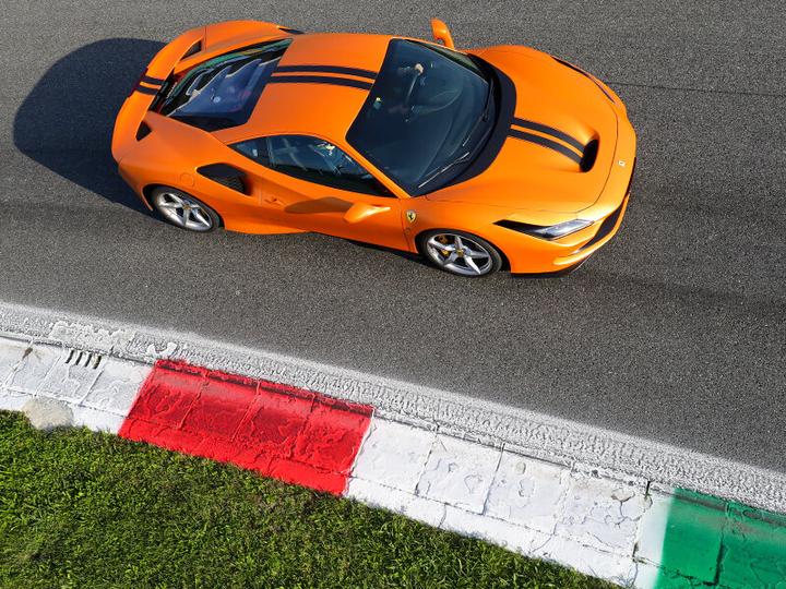 Immagine prodotto Smartbox Adrenalina e passione al Red Bull Ring: 1 giro al volante di una Ferrari F8 Tributo (1 pers.)