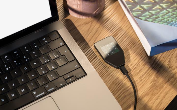 Produktbild Trezor Safe 5 - Green Beryl (Bitcoin, Ethereum Classic, Dogecoin, Weitere)