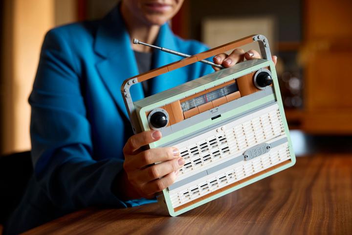 Productafbeelding LEGO Retro draagbare radio (10334, LEGO Icons, LEGO Zeldzame Sets)