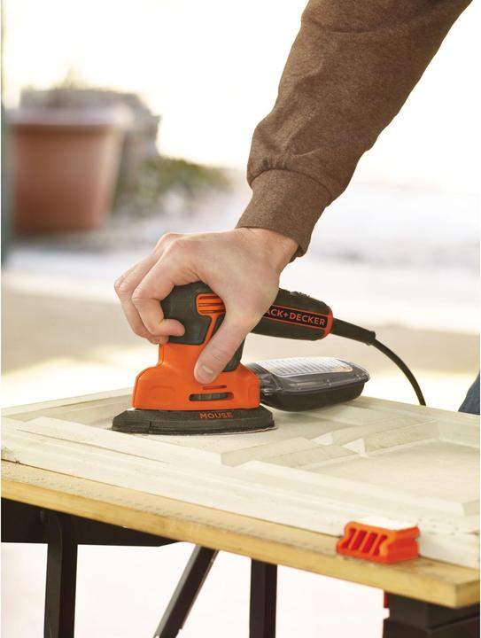 Image du produit Black & Decker Sableuse compacte pour souris (Plateau de ponçage triangulaire, 120 W)