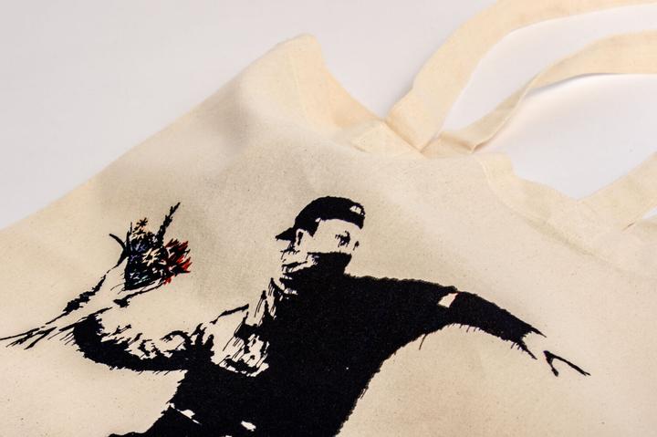 Produktbild Stofftasche Bansky - Blumenwerfer